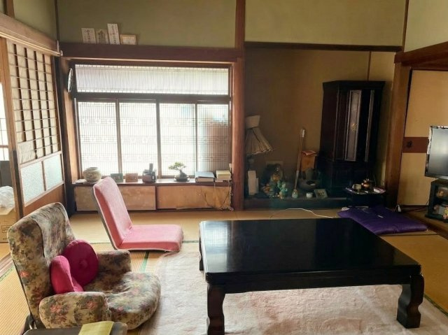 大きな窓がある居間。日差しが入りやすく明るい空間。