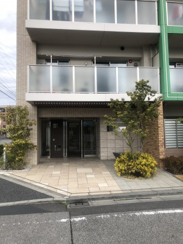 ナチュラルな色調の中に白いアクセントを加えた外観　