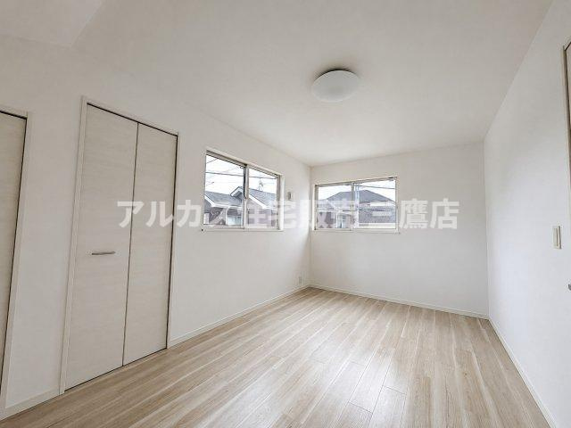 二面採光で通風・採光に優れた洋室。主寝室や子供部屋など多用途に活躍します。