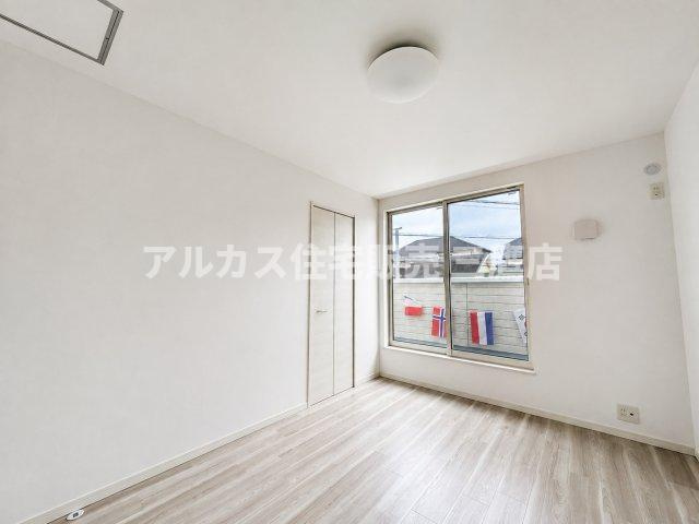 バルコニーに面した明るい洋室。大きな窓から心地よい光と風を取り込めます。