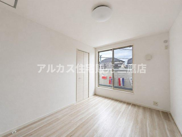 陽光がたっぷりと差し込む洋室。爽やかな空間で快適な時間をお過ごしいただけます。