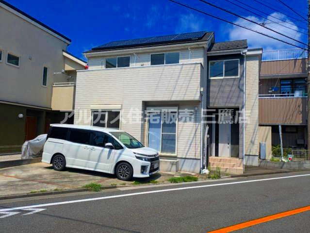 白とグレーのツートンカラーが洗練された印象を与える建物。陽当たり良好な住環境です。