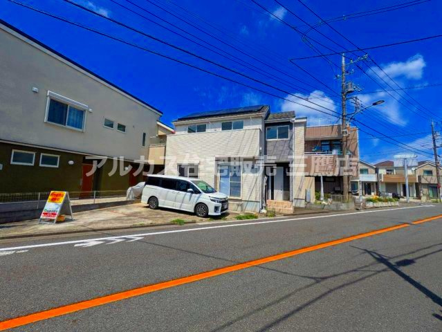 青空に映えるスタイリッシュな外観。前面道路は舗装されており、お車での出入りもスムーズです。