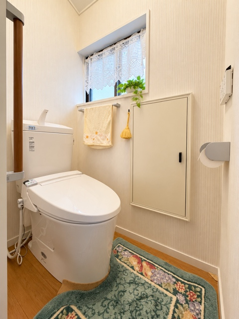 1階のトイレです。手すり付き。　ゆったりとした空間です。　