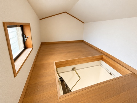 小屋裏収納。開口部もございます。　収納力がございます。