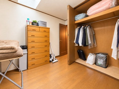天窓付き、約4.5帖のお部屋です。　大きな収納付きでお洋服も沢山かけられます。