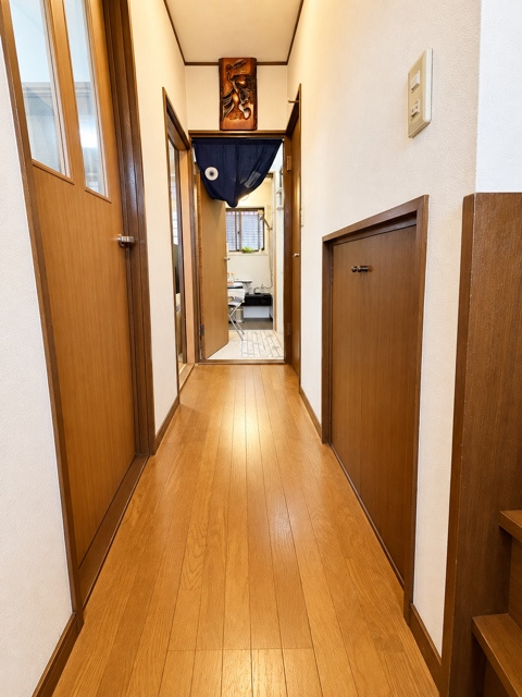 1階廊下部分。　階段下には収納がございます。