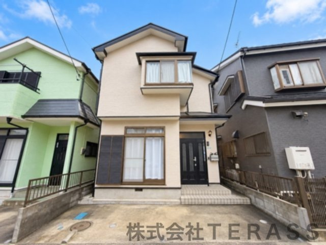 【現地外観】　建物の前が駐車スペースになります。　売主様にて定期的に外装のメンテナンス実施済み。