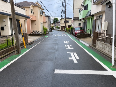 前面道路付近に一時停止もあるので、車が通ってもスピード感はなく、　小さなお子様がいても安心です。