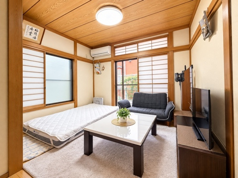 日本らしい落ち着いた雰囲気の和室です。　こちらのお部屋からお庭も出られます。