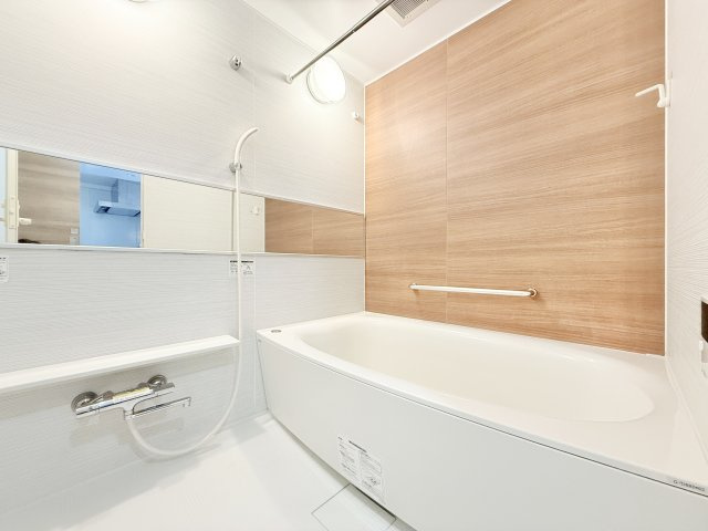 広い浴室はお子様と一緒に入浴しても十分な広さでお風呂タイムが楽しめますね♪