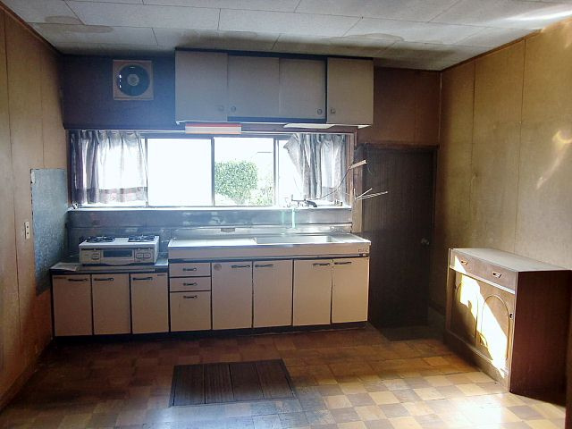 西側に出窓のあるキッチンです