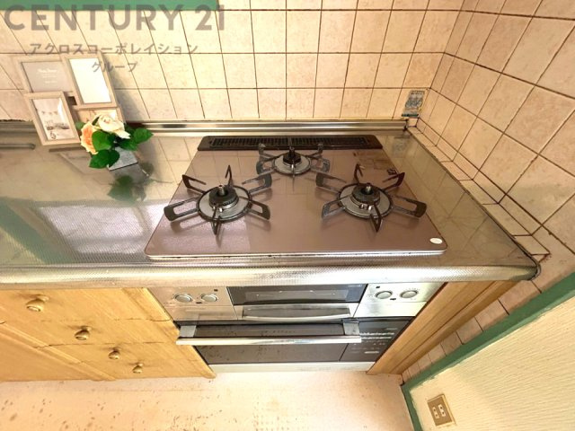 多数の調理器具を同時に使用でき、料理の効率化が可能。省エネで節約になり、様々な料理スタイルに適応できます。また、火力調整が独立しており、手入れや掃除もしやすく、今よりもっとお料理が楽しくなるかも。