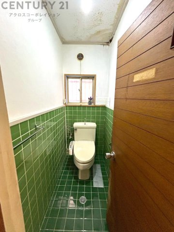 温水洗浄便座付トイレは温水洗浄機能により、暖かい水でおしりを洗浄することができ、冷たい水を使う従来の便座に比べ、温水洗浄機能で暖かいトイレを提供し、快適な使用を可能にします。