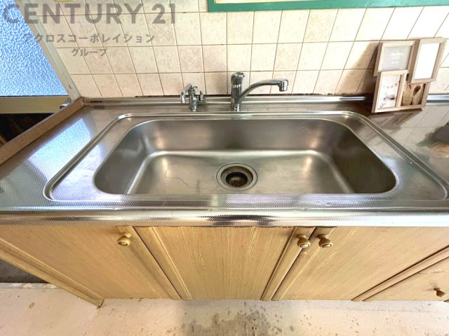 大きなシンクでお鍋などの大きな調理器具を洗う際にも便利です。
