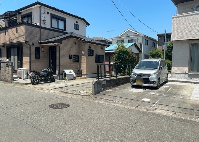 土地の形が極端に長細かったり、狭小地、あるいは道路との高低差がある傾斜地だった場合、後々売ろうとしても買い手がつかない場合もあります。後々、売却することになった時に価値の下がらない土地を選びましょう。