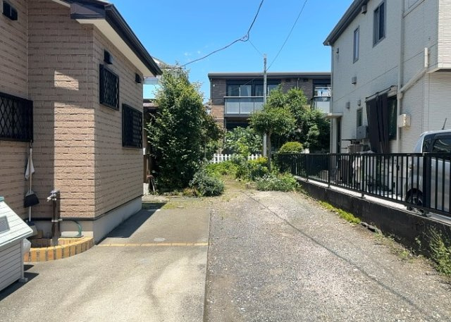 土地の面積＝住宅面積ではありません。建ぺい率の問題などで、土地のある場所によって住宅を建てられる面積は限られています。高さもしかり、「土地」という言葉の中には、建築条件も含まれると考えておきましょう。