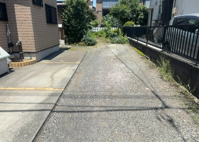 家を建てる場合、方位は要チェックです。現実的に日当たりのよい家ならばリビングは南側、建築基準法でも北側に当たる家への配慮は求められています。土地を見学に行く際は、方位磁針を持って行くようにしましょう。