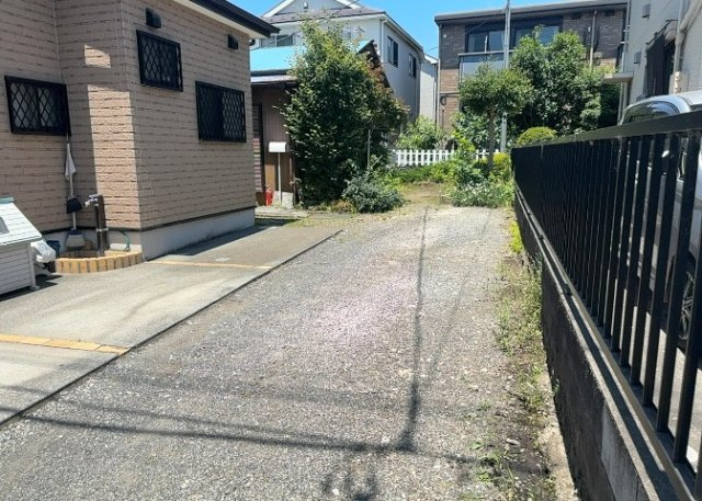 土地を買う際、住む地域の自治体や福祉の補助制度にも注目してみましょう。子供や老人の医療補助やゴミ出しのルールなど、自治体によってルールに大きな違いがあるため、暮らしやすい土地で判断するとよいでしょう。