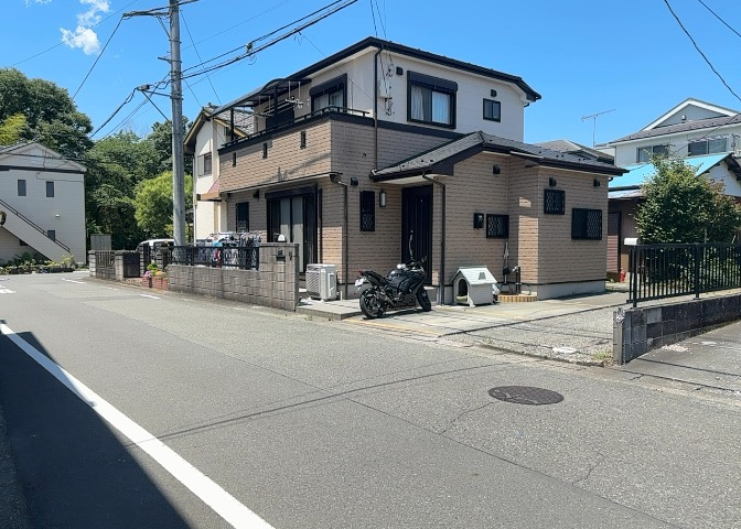 土地の前の道路に消火栓が設置されていることがあります。この場合、道路交通法第45条第1項により、駐車禁止の場所が指定されています。そのため、車庫などの駐車スペースをつくることができない場合があります。