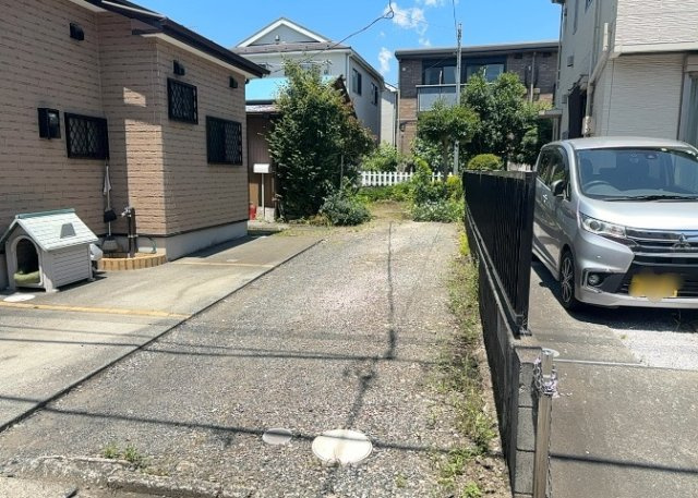 現地に行くなら、物件の周囲の地形がどうなっているかを見ることも大切です。周辺より低くなっている土地では、大雨などで水が集まりやすいため、地盤が弱くなっているということも考えられるため、注意が必要です。