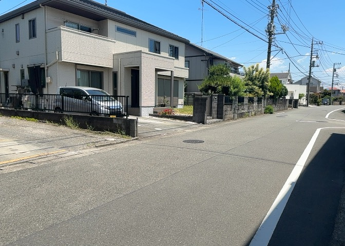 土地購入を検討されている場合、境界杭がない状態で購入してしまうと境界確定測量をする必要があり、費用がかかります。購入の前に、売主、隣土地所有者立ち合いのもと境界を確定し境界杭を設置するのがベストです。