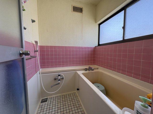 コンパクトながら使い勝手の良い浴室です。窓が設けられているため換気がしやすく、湿気対策にも配慮されています。浴槽はゆったりと浸かれるサイズ感で、一日の疲れをしっかり癒すことができます。