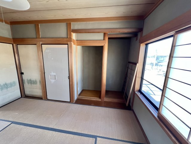 床の間を備えた、和の趣を楽しめる落ち着いた和室です。季節の花やお気に入りの飾りを添えることで、暮らしに彩りを加えられます。障子越しにやわらかな自然光が入り、くつろぎの時間にも心地よい空間です。