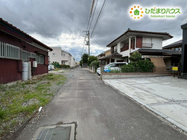 前面道路は見通しがよく、車の出し入れがしやすい環境です。周辺は落ち着いた雰囲気で、安心して暮らしやすい住環境が広がっています！