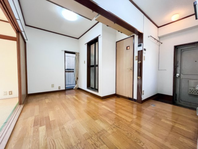 ダイニング部分。隣の和室との間は4枚引き戸になっております。