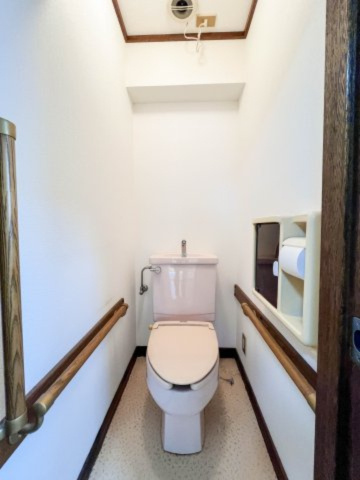 バス・トイレ別の物件となります。壁面収納完備のトイレ