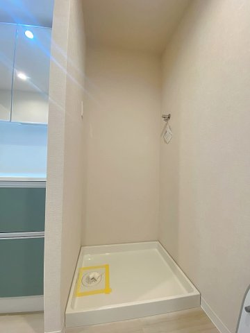 使い勝手の良い洗濯機置場を完備した快適なパウダールーム。洗剤や柔軟剤などのストック類もスッキリ整理でき、家事動線もスムーズです。清潔感のある空間で、毎日の洗濯作業も気持ちよく行えます。