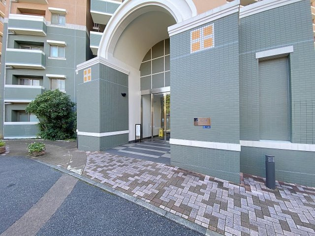 重厚感あふれる上品な佇まいのアプローチ・エントランス（外）。綺麗に手入れされた緑が住まい手を優しく迎え入れます。住まう方のステータスを高めてくれる洗練されたデザインが魅力的です。