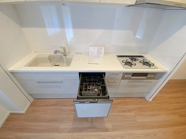 食後の食器洗いをスムーズにこなす便利な食器洗い乾燥機を標準装備。手洗いよりも節水になり、家事の負担を大幅に軽減します。手肌にも優しく、食後のご家族との団らん時間をゆったりと増やしてくれます。