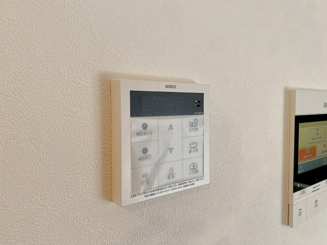 スイッチひとつで設定温度のお湯をいつでも張れる便利な追い焚き機能付き。ご家族で入浴時間がずれてしまっても、いつでも温かいお風呂に入れて快適です。一日の疲れをゆっくり癒やせる嬉しい設備です。