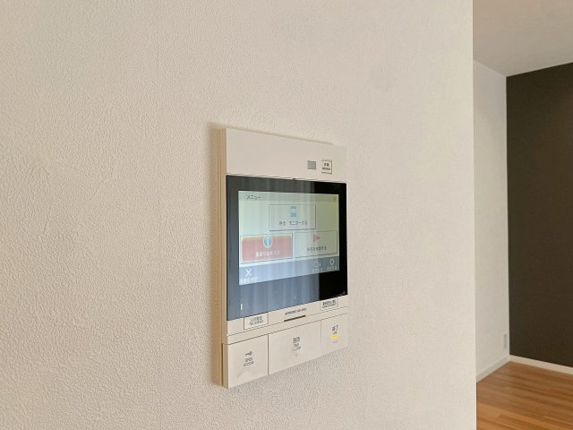 来訪者の顔や姿を室内からしっかり確認できるTVモニター付きインターホン。防犯性に優れており、お子様のお留守番や一人でのお留守の際も安心・安全です。毎日の暮らしに高い安心感をもたらしてくれます。