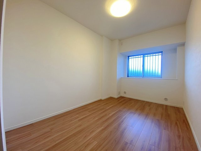 南東向きで陽当り良好な約7.3帖の洋室。ゆとりある広さで主寝室や子供部屋にも最適です。大型収納のウォークインクローゼットも備えており、お部屋をすっきり広々と活用できます。