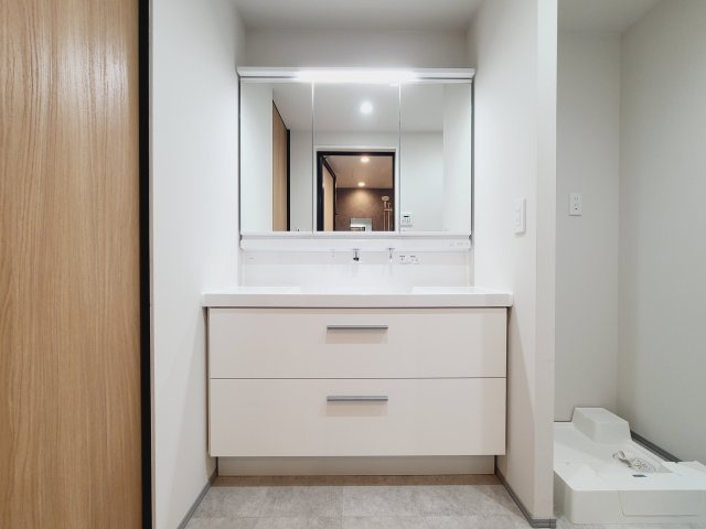 【新品】十分な大きさの洗面台は収納力大。身だしなみチェックや歯磨きなど、朝の慌ただしい時間でも余裕とゆとりを感じられる。
