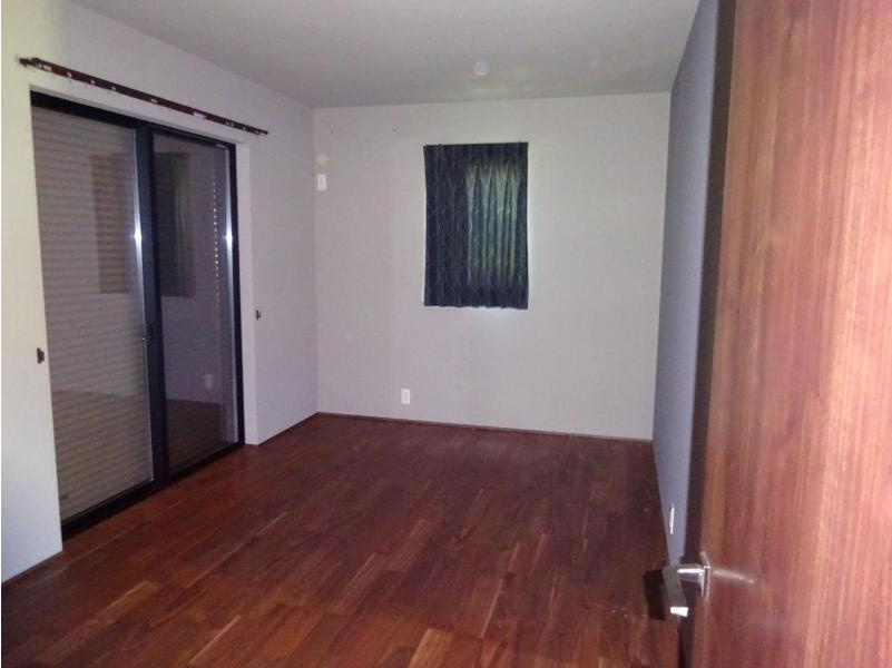 窓が多く、明るい空間を演出してくれる1階洋室！