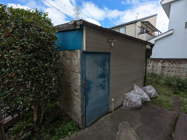 敷地内の物置小屋です