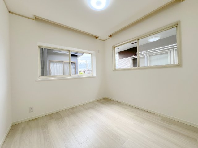 【洋室1】二面採光で通風良好