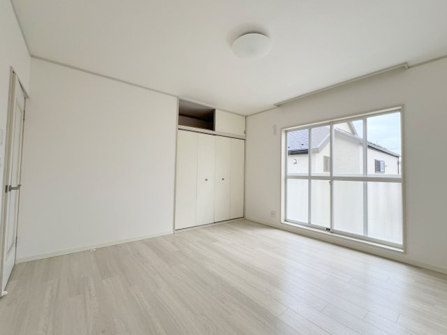 【洋室2】年に数回しか使わない物こそ、天袋にまとめて収納してしまうことで収納スペースを効率良く利用できます