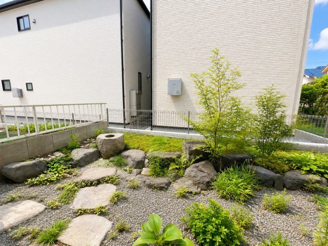 南面にある庭は家庭菜園やガーデニングなど自宅にいながら自然を身近に感じる緑豊かな空間を作れます