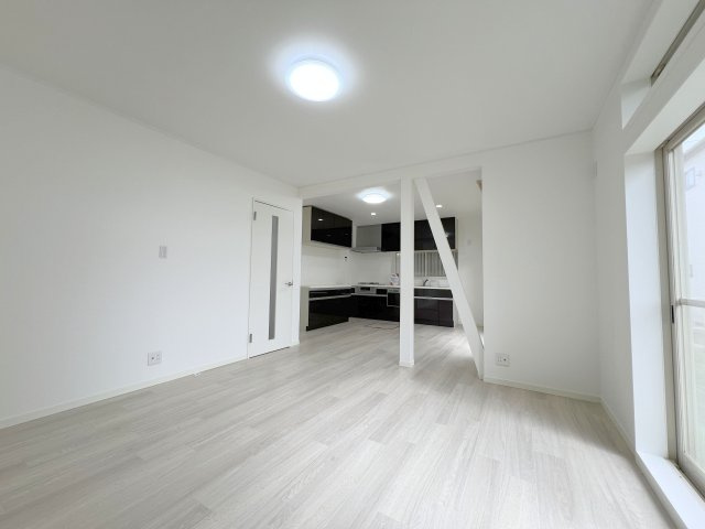 食事とリラックスするリビングの場所を分けることで、家族間で「それぞれの居場所」が確保しやすくなります