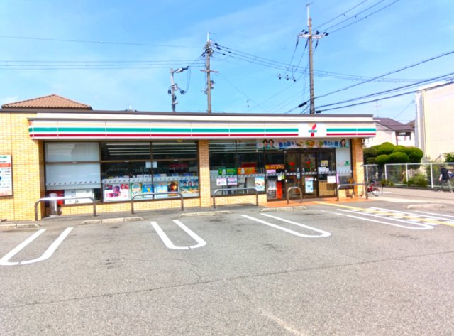 セブンイレブン　宝塚安倉南4丁目店が約450ｍの場所にありますので、遅い時間帯にも利用できることで利便性がございます。