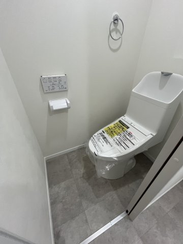 落ち着いた色調のトイレです。