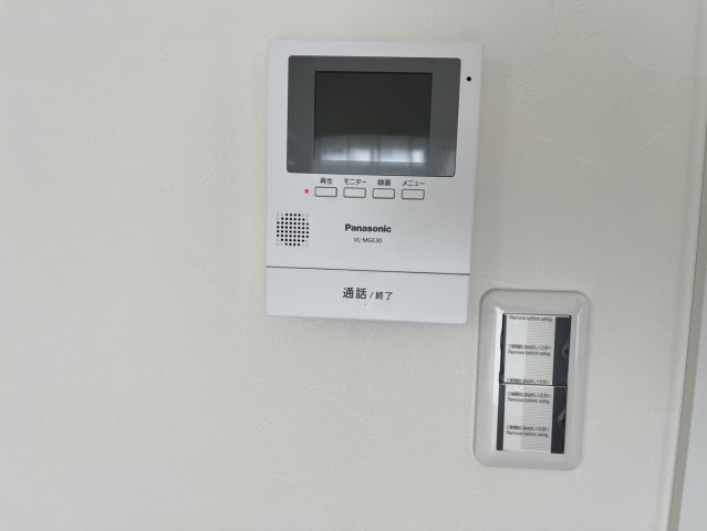 モニター付きインターフォンで急な来客でも室内から顔が確認できると安心です。