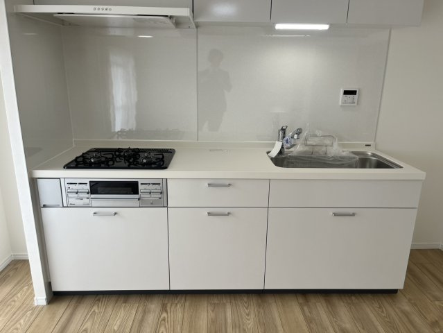 グリル付3口コンロでお料理の幅も広がり忙しい時間帯も手際よく調理を進めていただけます。