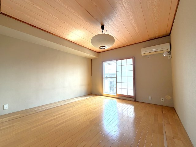 リビング横の洋室です