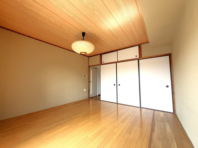 リビング横の洋室です